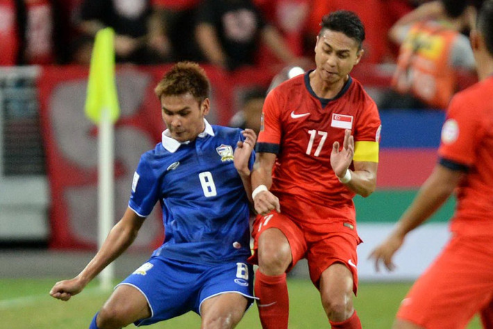 Shahril Ishak (Singapore). Tiền vệ trung tâm này đã có 128 lần khoác áo ĐTQG. Shahril Ishak lần đầu khoác áo ĐTQG Singapore vào năm 2003 và sau đó nhanh chóng trở thành cầu thủ quan trọng bậc nhất của ĐTQG nước này. Shahril Ishak đã cùng ĐT Singapore giành 4 danh hiệu AFF Cup.