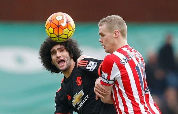 Có lẽ Fellaini sẽ sớm phải khăn gói theo ông thầy Louis van Gaal sau phong độ tệ hại của mình. Cầu thủ người Bỉ gần như đã tàng hình trên sân trong trận thua 0-2 của Man United trước Stoke City.