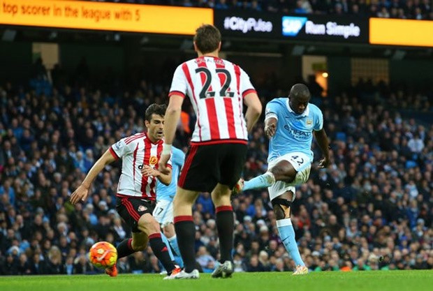 Billy Jones là hậu vệ của Sunderland trong trận thua 1-4 của đội bóng này trước Man City. Hậu vệ này gần như bất lực trước các chân sút bên phía The Citizens và để cho các cầu thủ này thoải mái tung hoàng trước khung thành của "Mèo đen".