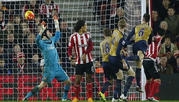 Đứng trong khung thành của đội hình tệ nhất vòng 18 Premier League không ai khác đó chính là thủ thành Petr Cech của CLB Arsenal. Thủ môn người CH Séc đã trải qua một đêm ác mộng khi để thủng lưới tới 4 bàn. Nguyên nhân dẫn đến điều này một phần cũng vì hàng thủ của Arsenal chơi tệ vô cùng nên khiến Cech rơi vào hoàn cảnh khó khăn.