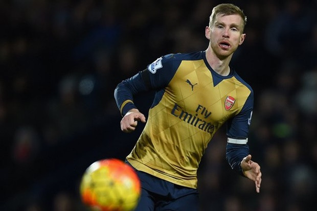Sự chậm chạp của Per Mertesacker không chỉ khiến Arsenal chịu thua 0-4 trước Southampton bên cạnh đó cũng khiến cầu thủ người Đức này lọt vào danh sách đội hình tệ nhất Ngoại hạng Anh vòng đấu này.
