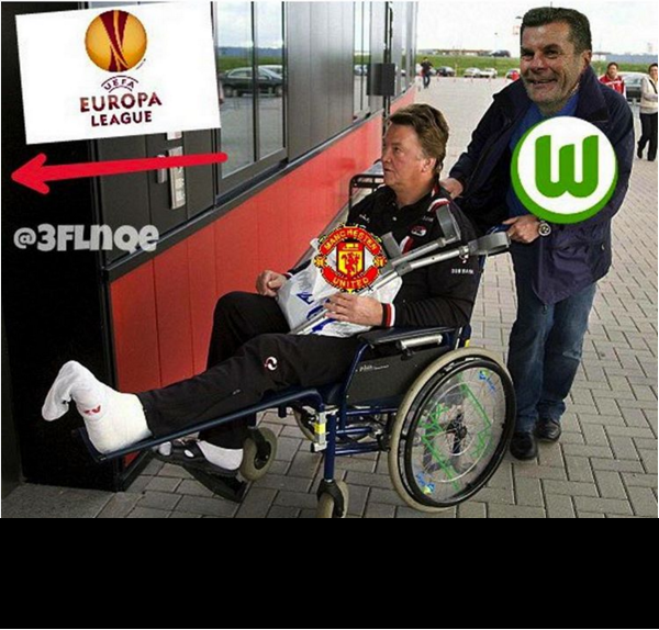 Xoay quanh trận thua của Man United, thì cư dân mạng đã đưa ra bức ảnh chế HLV Wolfsburg đã đẩy xe đẩy tiễn Luis Van Gaal xuống chơi tại Cúp C2.
