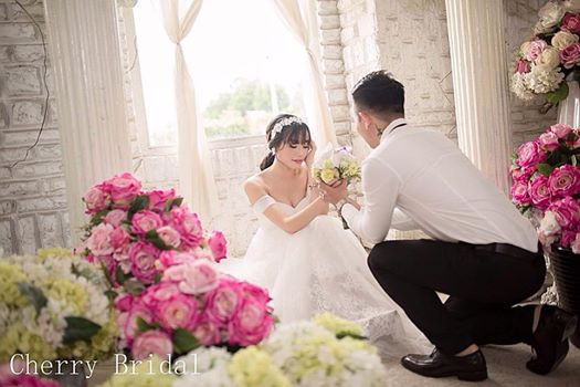 Được biết, “người ấy” của Ngân Búng tên là Phạm Quang Trung, sinh năm 1988 và hiện đang là nhà tạo mẫu tóc. Cả 2 quen nhau trong một buổi chụp hình, khi Ngân Búng tham gia với vai trò model và được chính “phu quân tương lai” làm tóc.