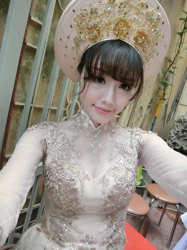 Là người khá kín tiếng trong chuyện tình cảm, chuyện hot girl Ngân Búng "theo chàng về dinh" đã gây bất ngờ với bạn bè khi cô vừa cho đăng tải những bức ảnh lễ ăn hỏi của mình với bạn trai, sau 2 năm yêu nhau.