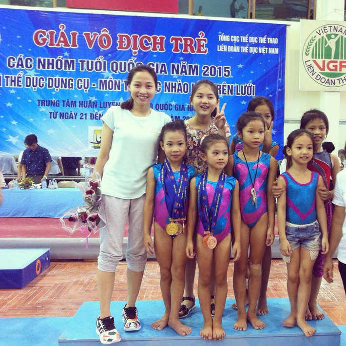 Sau những tháng ngày miệt mài tu nghiệp, cô gái có biệt danh "búp bê" này bắt đầu nhận nhiệm vụ "gõ đầu trẻ" tại đội tuyển thể dục dụng cụ trẻ Hà Nội.