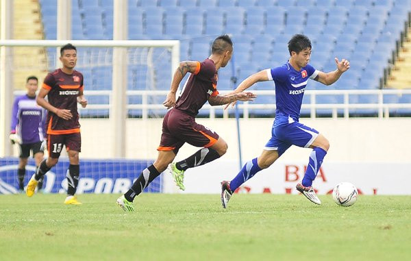  Công Phượng bị các đàn anh theo sát như hình với bóng.