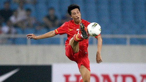 Huy Hùng cũng là một sự khác biệt, chơi ở vị trí tiền vệ phòng ngự nhưng anh lại thi đấu rất đơn giản và nhẹ nhàng trong những bước di chuyển. Chính Huy Hùng mới là phát hiện bất ngờ nhất của bóng đá Việt Nam trong thời gian vừa qua. Trong khi đó, Hoàng Thịnh dù đang nắm giữ vai trò đội trưởng đội Olympic lại tỏ ra yếu thế hơn so với chính Huy Hùng ở khả năng phòng ngự.