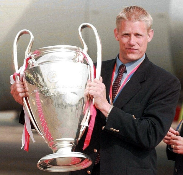 Thủ môn huyền thoại của Man United là Peter Schmeichel. Thủ môn người Đan Mạch thi đấu cho CLB thành Manchester từ năm 1991 – 1999 với 393 trận và 1 bàn thắng. Bên cạnh đó, Peter Schmeichel còn có 5 chức vô địch Ngoại hạng Anh, 3 FA Cup, 1 League Cup và 1 Champions League cùng Man United.