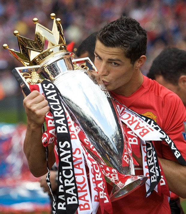 Dù Cris Ronaldo đang là cầu thủ hay nhất thế giới trong những năm qua nhưng trong những học trò thành công với HLV có biệt danh “Ngài máy sấy” thì Cris Ronaldo chỉ đứng thứ ba. Siêu sao người Bồ Đào Nha này phục vụ Man United 2003 – 2009 với 292 trận và 118 bàn. CR7 cùng với “Quỷ đỏ” thành Manchester giành 3 chức vô địch Ngoại hạng Anh, 1 FA Cup, 1 Champions League và 1 FIFA Club World Cup.