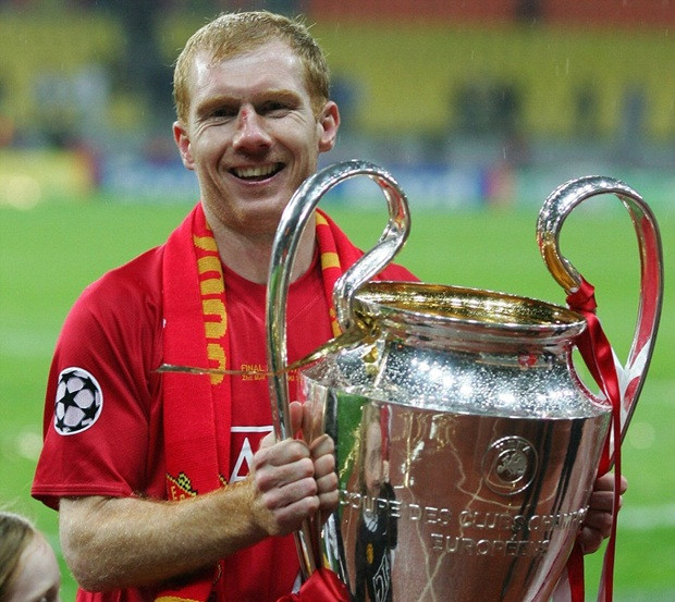 Học trò giỏi giang thứ hai của HLV Sir Alex Ferguson đó chính là Paul Scholes. Tiền vệ người Anh này phục vụ cho Man United từ năm 1993 – 2013 với 718 trận và 155 bàn. Cùng với đó, Scholes cùng với “nửa đỏ” thành Manchester chinh phục 11 danh hiệu vô địch Ngoại hạng Anh, 3 FA Cup, 2 Champions League và 1 FIFA Club World Cup.