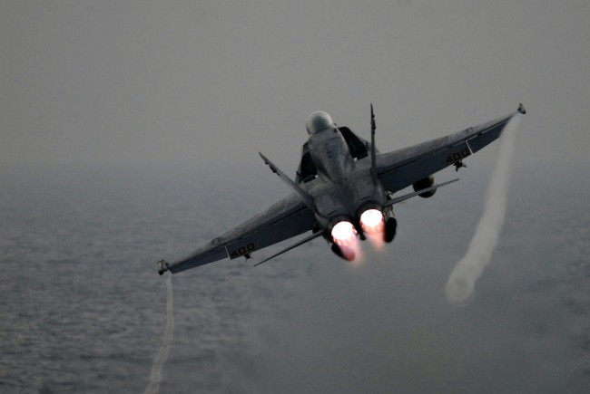 Động cơ đốt sau của “ong bắp cày” F/A-18 C khi nó bắt đầu tăng tốc và rẽ trái.