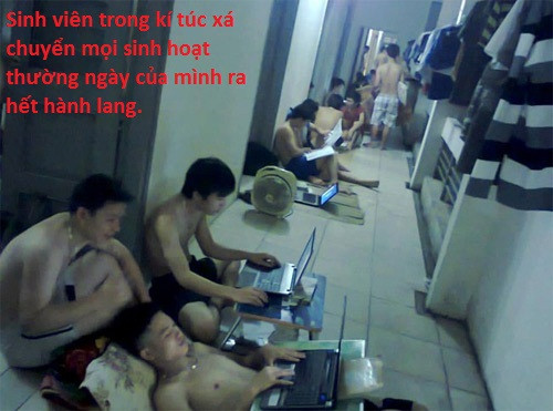 Sinh viên ký túc chuyển hết mọi sinh hoạt của mình ra hành lang để tránh cái nóng trong phòng.