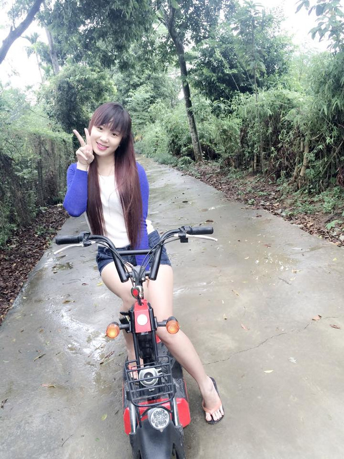 Kết duyên với tiền đạo của U23 Việt Nam và CLB Thanh Hóa là cô gái xinh đẹp có cái tên cũng không kém với nhan sắc của mình - Nguyễn Hằng.