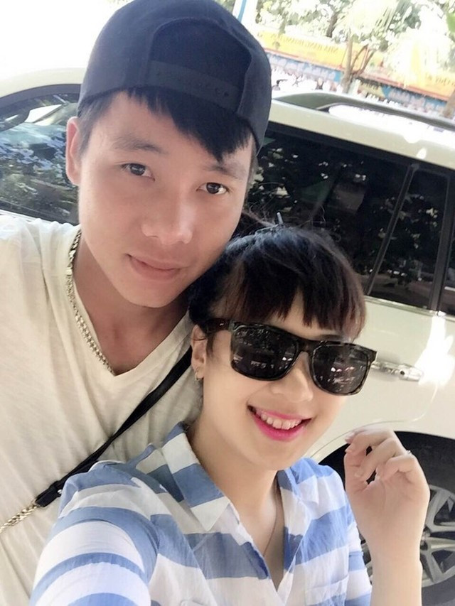 Không kém các đồng đội, tiền đạo Lê Thanh Bình cũng khoe người yêu xinh đẹp 9X sau khi trở về từ SEA Games 28.