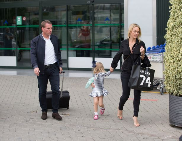 Brendan Rodgers và cô bạn gái tóc vàng hoe của mình cùng với con gái đã bị cánh phóng viên bắt gặp tại thành phố du lịch nổi tiếng của Tây Ban Nha là Malaga.