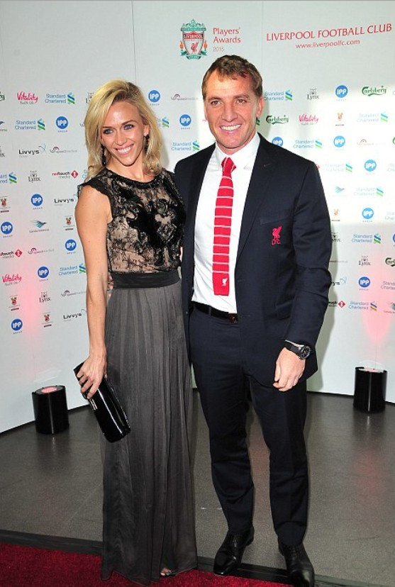 Charlotte Hind và Brendan Rodgers tay trong tay tới dự một sự kiện của Liverpool. Ảnh: FBNV.