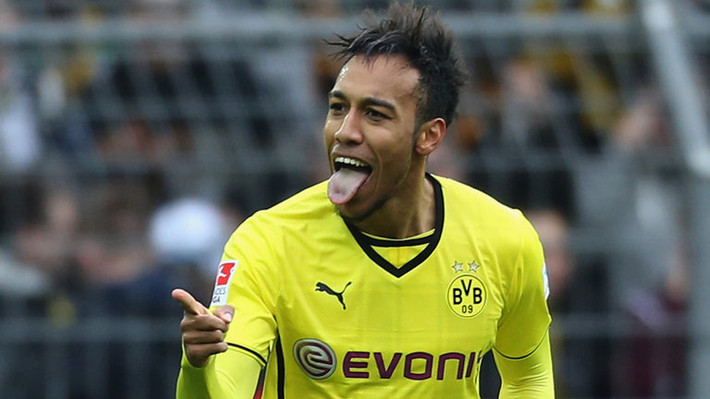 Cùng dẫn đầu trong danh sách ghi bàn tại Bundesliga với Lewandowski là tiền đạo Pierre-Emerick Aubameyang của Dortmund. Cầu thủ có biệt danh là Batman này đang giúp Dortmund bám đuổi sát sao với Bayern Munich trên BXH giải đấu cao nhất của Đức năm 2015/2016.