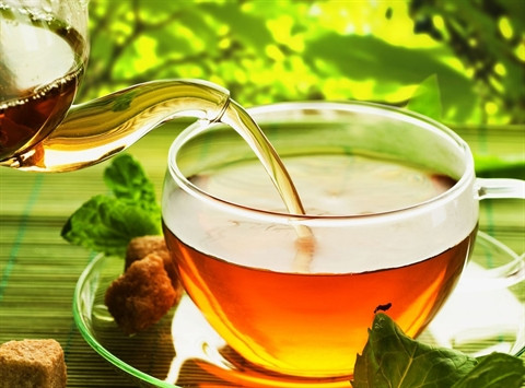Suy thận vì uống quá nhiều trà. Ở các nước phương Đông thường có truyền thống uống trà xanh, nó được cho là một loại đồ uống lành mạnh, tốt cho sức khỏe, thậm chí phòng chống được các gốc oxy tự do gây bệnh tật. Tuy nhiên, nếu uống quá nhiều trà xanh trong ngày có thể gây mất ngủ. Đối với những người nhạy cảm với cafein còn gây chứng mất ngủ kinh niên.