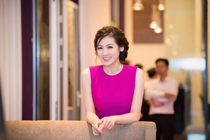 Dương Tú Anh là sinh viên trường Học viện Báo chí và Tuyên truyền Hà Nội. Cô luôn nổi bật bởi sự trẻ trung, tươi mới, hoạt náo.