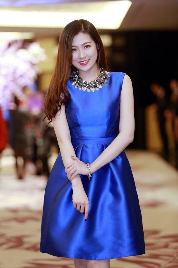 Á hậu Dương Tú Anh sinh năm 1993, sở hữu chiều cao nổi trội 1,72m, làn da trắng hồng không tì vết và gương mặt bầu bĩnh, xinh xắn.