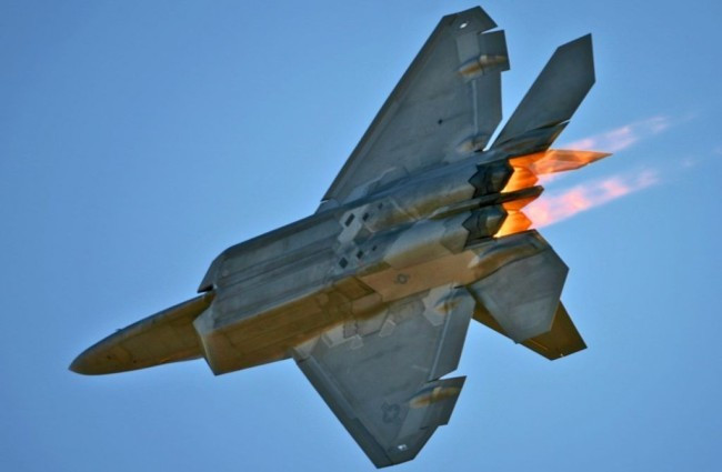 Luồng lửa phụt phía sau khi "chim ăn thịt" F-22 Rapter bay trong một buổi trình diễn. Do được gắn động cơ Pratt và Whitney F-119, tiêm kích F-22 có thể bay với tốc độ siêu thanh mà không cần đốt nhiên liệu lần hai.
