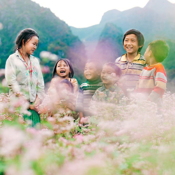 Những đứa trẻ với nụ cười tươi rói tại Hà Giang giữa vườn hoa tam giác mạch. (Ảnh: dotam).
