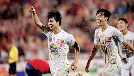 U21 HAGL đã có trận đấu hết sức quả cảm và khôn ngoan trước U19 Hàn Quốc. Chiến thắng hai sao trước đối thủ đến từ xứ sở Kim Chi đã giúp cho đội bóng đến từ phố Núi bảo vệ thành công chức vô địch của mình.