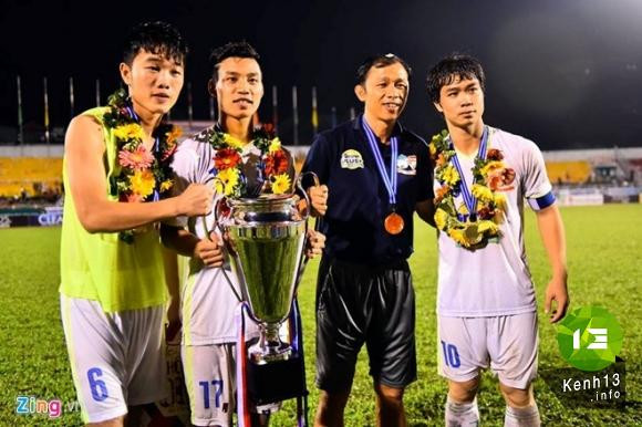 Ngay sau khi nhận cup, các cầu thủ U21 HAGL đã liên tục đăng tải những bức ảnh khoe chiến tích mới của mình.