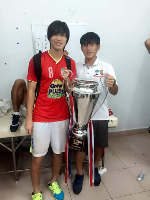 Tuấn Anh và đàn em Nguyễn Lam khoe cúp. Đây được coi là món quà mà CLB HAGL dành cho Tuấn Anh trước khi tiền vệ này lên đường sang Nhật Bản để du đấu vào đầu năm 2016.