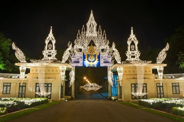 Hoàng cung Chitralada ở Bangkok, Thái Lan là nơi vua Thái Bhumibol Adulyadej sống. Cung điện có một trang trại, nơi dành riêng cho các dự án nông nghiệp hoàng gia, và một trường học đặc biệt dành riêng cho con em gia đình hoàng gia.