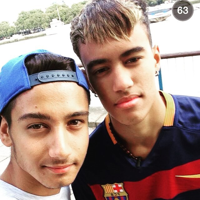 Anh chàng này đã đi dọc đường phố London (Anh) và “tận dụng” nét giống cầu thủ Neymar của mình để dụ dỗ hôn các cô gái trẻ, xinh đẹp.