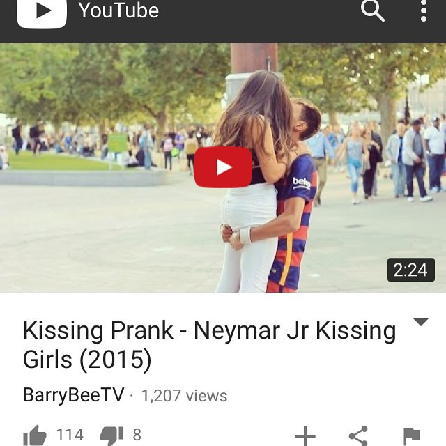 Cư dân mạng đang truyền tay nhau một clip của do thành viên Barrybeetv trên trang Youtube đăng tải, ghi lại hình ảnh một chàng trai trẻ giống hệt siêu sao bóng đá Neymar của CLB Barcelona tham gia trò Kissing Prank (lừa hôn gái) - một trào lưu đang phổ biến tại nước ngoài.