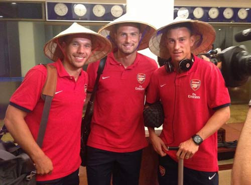 Năm 2013, một đội bóng khác của Premier League là Arsenal cũng được các fan Việt Nam dành tặng món quà là những chiếc nón lá.