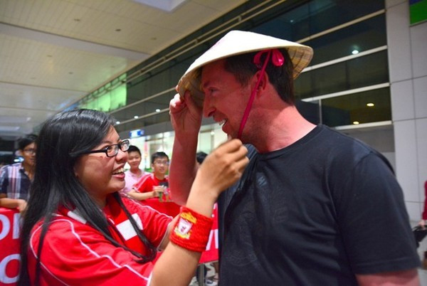 Cuối năm 2014, cựu đội trưởng CLB Liverpool là Robbie Fowler có chuyến thăm tới Việt Nam. Khi bước xuống sân bay Tân Sơn Nhất, Fowler được các fan hâm mộ Liverpool tại Việt Nam tặng nón lá và anh rất hào hứng với món quà đặc sản Việt Nam này.