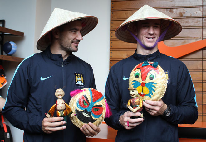 Mới đây, nón lá lại tiếp tục được các fan dành tặng cho các cầu thủ Man City khi tới Việt Nam du đấu từ ngày 25/7 đến ngày 27/7.