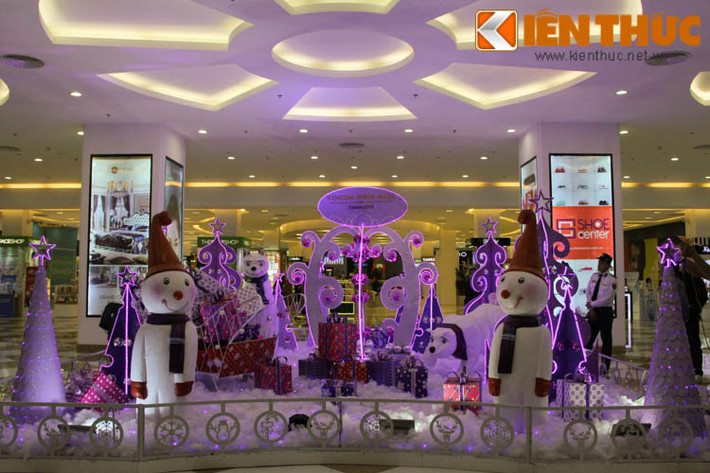 Những hình ảnh đầy không khí Giáng Sinh với những chú người tuyết cũng được trang trí.