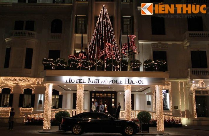 Những con đường xung quanh khách sạn tại Hà Nội được trang trí rất hoành tráng để đón chào mùa Giáng Sinh.