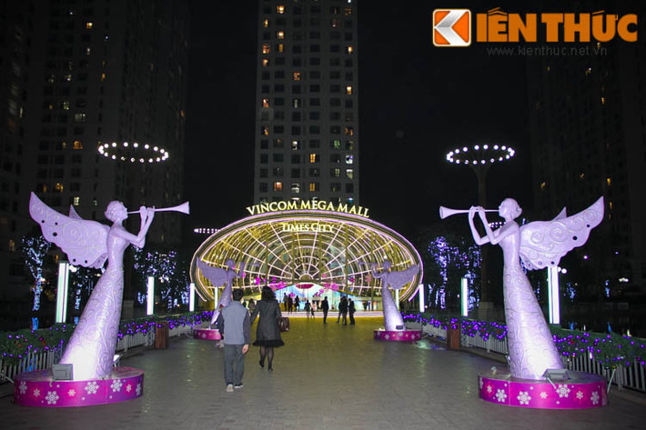 Những con đường chính để dẫn vào những trung tâm thương mại cũng được trang trí với chủ đề Giáng Sinh để cũng là địa điểm lý tưởng để cho các bạn trẻ chụp ảnh.
