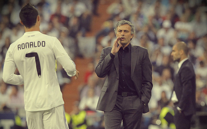 Đầu mùa giải 2010/2011, Real Madrid có khởi đầu chậm chạp tại La Liga và khi đó sân nhà Bernabeu không còn là nơi an toàn cho các cầu thủ Real Madrid mỗi khi thi đấu. Ngay sau những trận đấu bết bát trên sân nhà, Mourinho đã đổ lỗi cho mặt cỏ SVĐ này không đảm bảo chất lượng và yêu cầu ban quản lý sân phải thay mới toàn bộ bề mặt cỏ.
