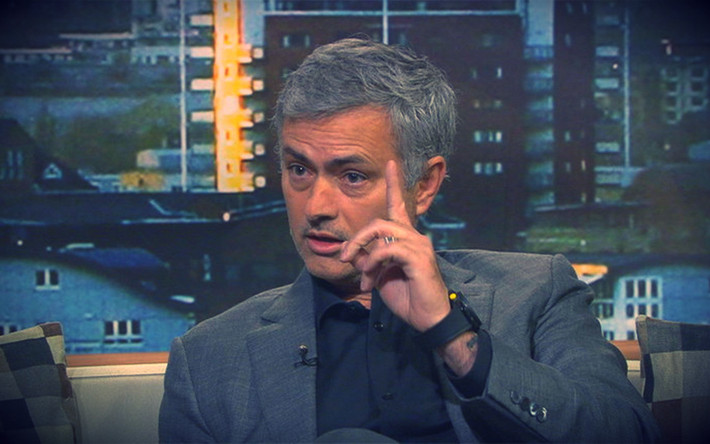 Không chỉ bật các ông chủ mà Mourinho còn không ngán ngẩm gì khi phải đối đầu với giới truyền thông. Vào tháng 1/2014, Mourinho từng bị phạt 25.000 bảng vì tuyên bố rằng có thế lực ngầm muốn chống lại Chelsea. Mà cụ thể đó là nhắm tới lực lượng trọng tài.