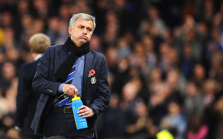 Tháng 10/2014, Chelsea phải rất chật vật mới vượt qua được CLB QPR tại Premier League. Sau trận đấu đó, Mourinho đã nổi đóa với ban quản lý sân khách vì đã bật đèn sân sớm và đó là lý do khiến đội bóng của ông thi đấu khó khăn. Vị HLV của Chelsea nói: "Tôi nghĩ những người chịu trách nhiệm về những bóng đèn trên sân đã ngủ quên và phải mất tới 20 phút để hiểu rằng trời đã tối”.