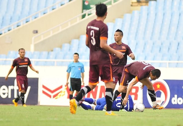Mới đây, trong buổi đá tập giữa U23 Việt Nam và ĐTVN, nhiều người cho rằng Công Phượng bị đàn anh "chăm sóc" đặc biệt. Ảnh: Lao Động.