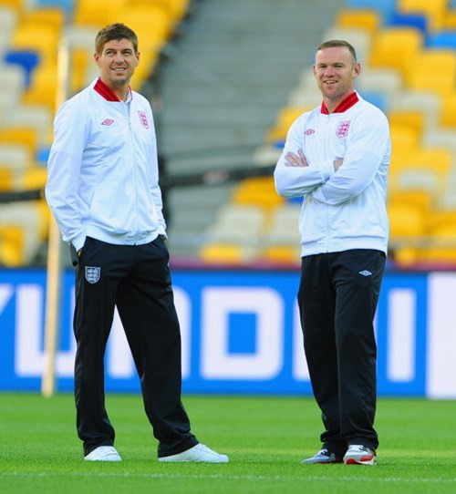 Tháng 12/2012, Gerrard sẽ trở lại đội hình tuyển Anh trong trận gặp Ba Lan. Tiền vệ của Liverpool đã cảnh báo Rooney về việc anh sẽ không dễ dàng nhường lại băng thủ quân tuyển Anh cho "đàn em" đang thi đấu cho Man United.