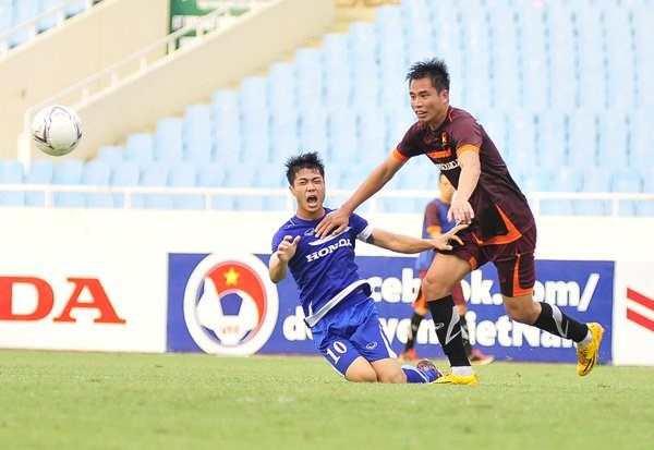 Tình cảnh các đàn em gây "nóng mắt" nên đã bị đàn anh "xử đẹp" trong bóng đá bằng những đòn khá mạnh diễn ra không phải là hiếm. Ảnh: Lao Động.