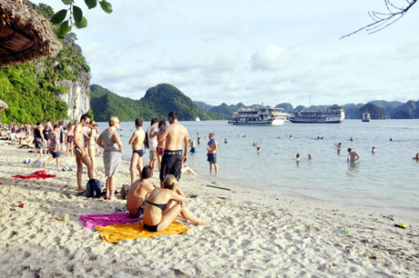 Đến với bãi biển Soi Sim, các du khách sẽ được tham gia hành trình khám phá biển như lặn ngắm san hô hay chơi những trò chơi dưới nước rất thú vị.