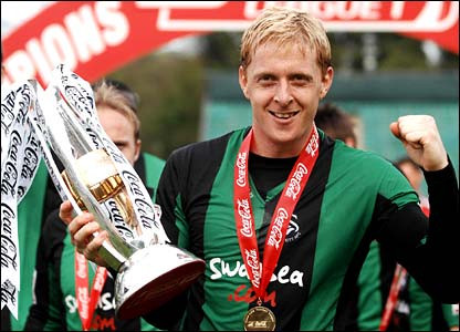 Garry Monk và chiếc Cúp Liên đoàn bóng đá Anh mùa giải 2012/2013.