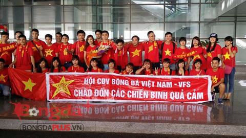 Hội CĐV bóng đá Việt Nam đến sân bay Nội Bài từ rất sớm để chờ đợi cầu thủ U23 Việt Nam.