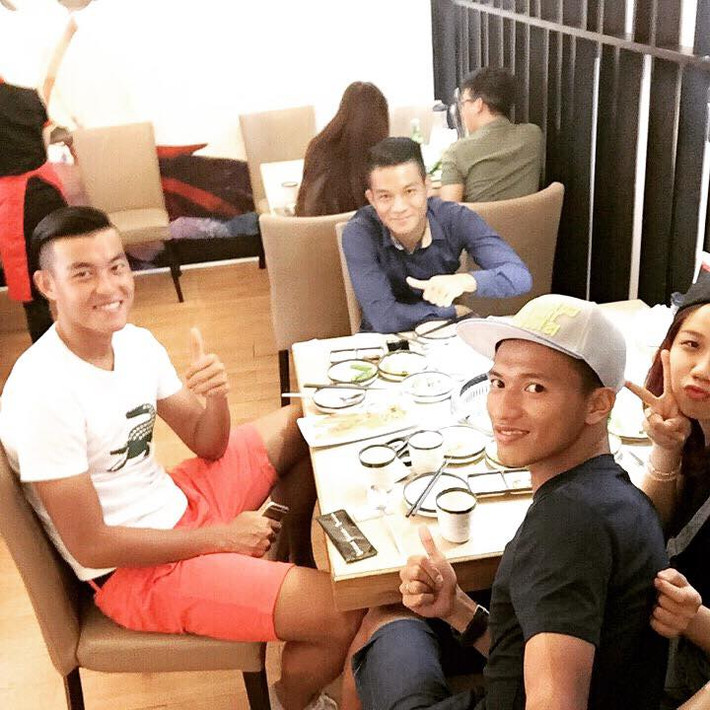 Ngoài những giờ mệt nhoài trên sân tập, đôi bạn thân Ngọc Thắng và Tấn Tài thường xuất hiện cùng nhau.