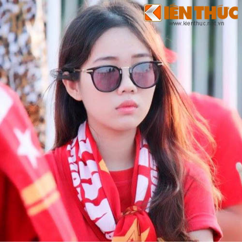 Ngoài những giờ lên lớp thì Phương Thảo thường xuyên góp mặt tại đại bản doanh của Hội CĐV VFS để làm những công việc như họp bàn cho kế hoạch cổ vũ sắp tới hay sửa soạn những vật dụng cổ vũ như đại kỳ tổ quốc, trống hay những băng rôn khẩu hiệu của đội