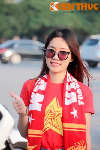 Thời nay, con gái yêu bóng đá không còn là điều gì quá xa lạ. Thông thường thì những nữ CĐV người miền Nam thì sẽ hâm mộ những CLB như B.Bình Dương, Quảng Nam hay Sanna Khánh Hòa Biển Việt Nam. Nhưng Phương Thảo là một điều đặc biệt khi cô là người con của vùng đất biển Khánh Hòa nhưng lại tỏ tình với một đội bóng đất Bắc là CLB Hà Nội T&T.